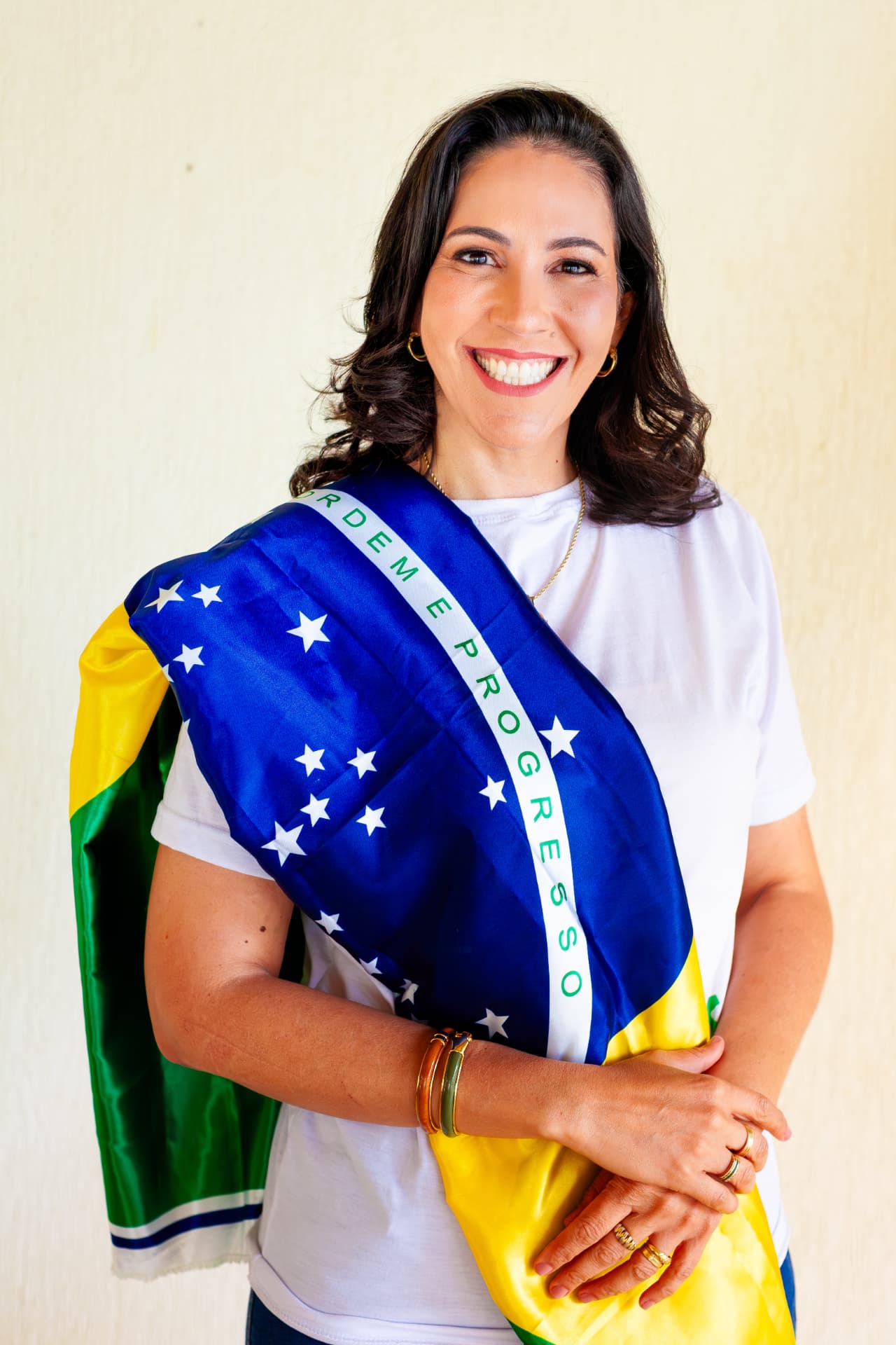 Dra. Lara com a bandeira do Brasil