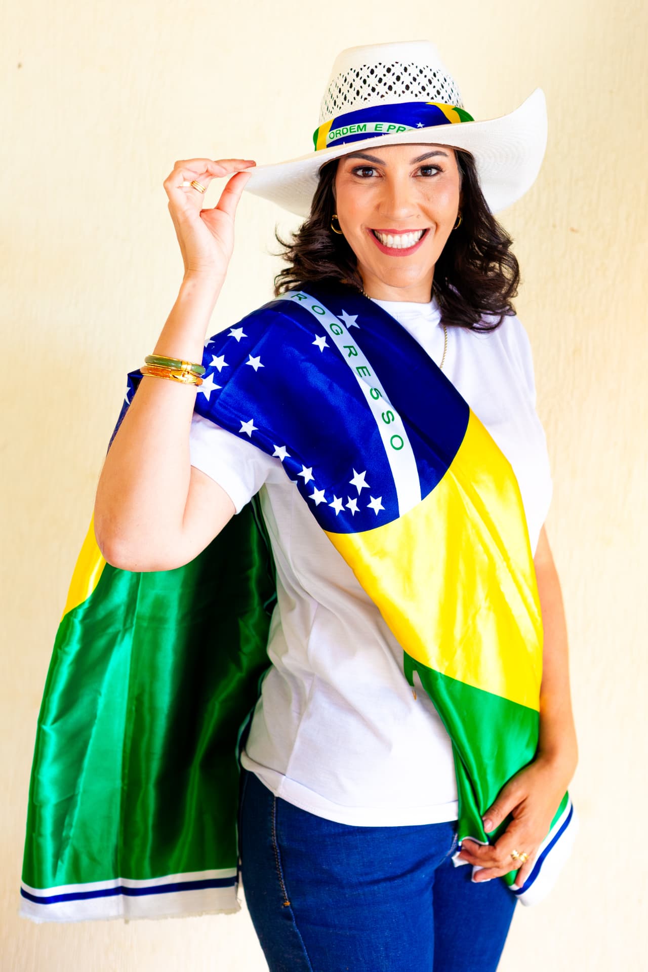 Dra. Lara com chapéu e a bandeira do Brasil
